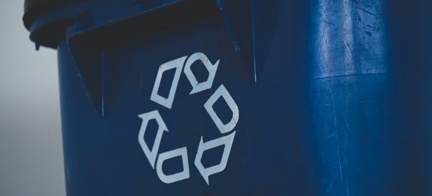 recycling sign on the dumpster